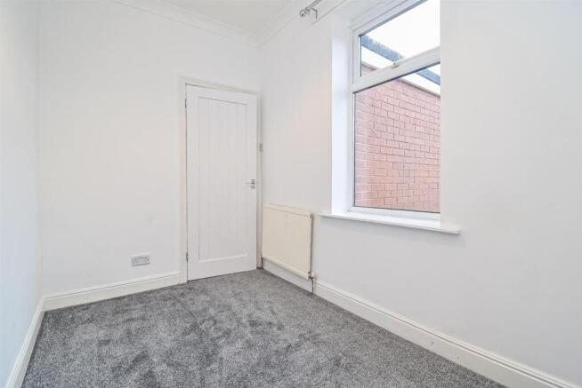 2 bed Terraced to rent Image 12
