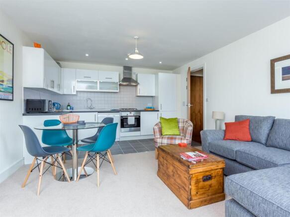 Living area and kitchen-7_2048_X_1536.jpg