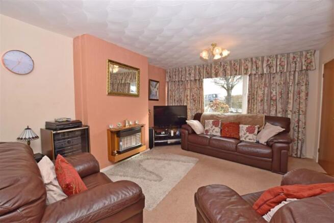 OPEN PLAN LIVING/DINING ROOM
