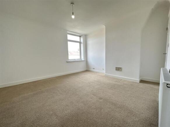 2 bed Terraced to rent Image 5