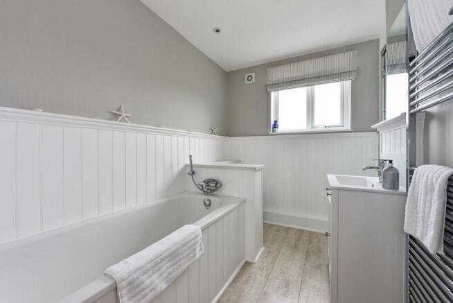 13 - Family Bathroom.jpg