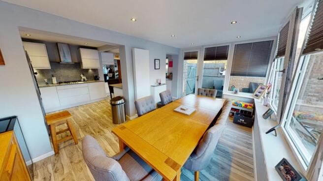 OPEN PLAN KITCHEN/DINING ROOM