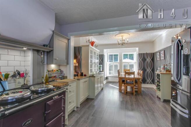 KITCHEN / DINING ROOM: