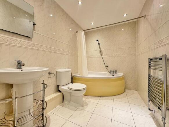 3 bed Flat to rent Image 7