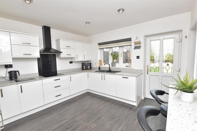 KITCHEN/BREAKFAST ROOM