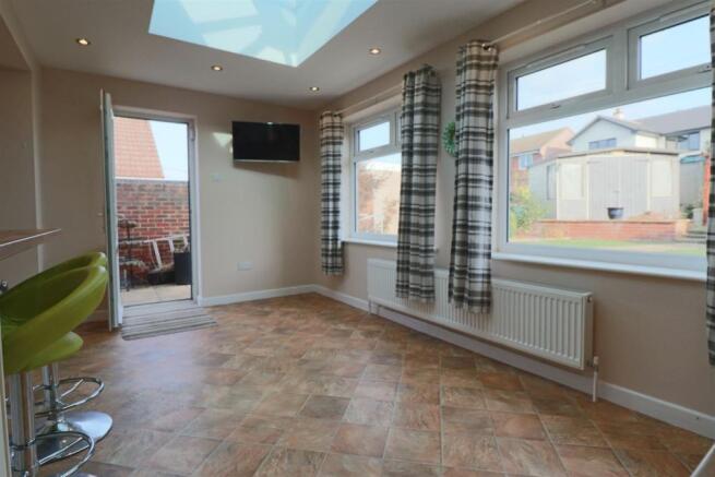 SUPERB EXTENDED KITCHEN/DINER FAMILY ROOM