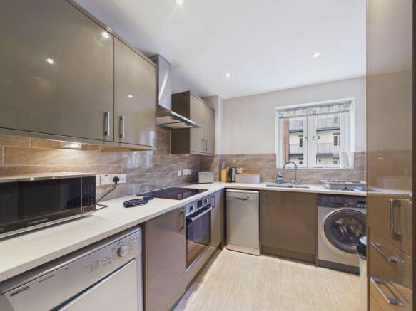 3 bed Apartment for sale Image 9