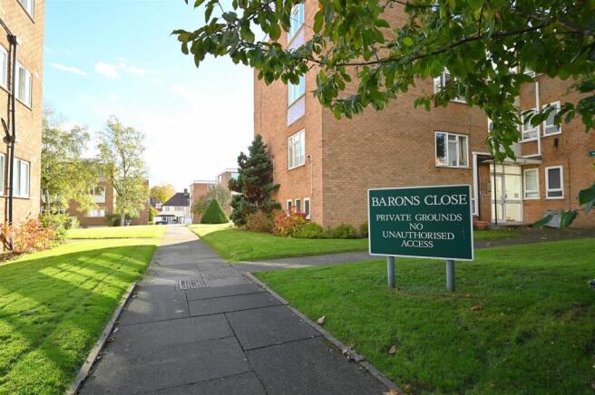 barons close court oak.JPG