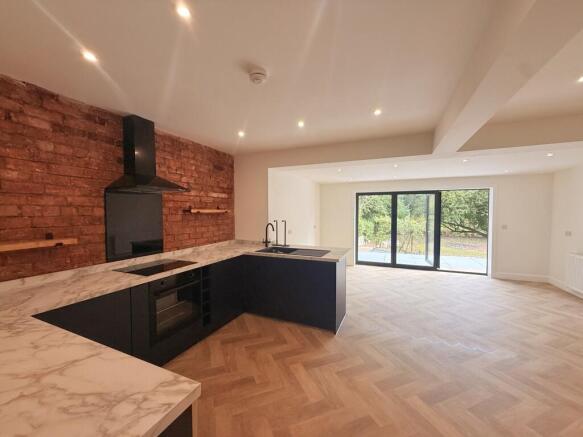4 bed Bungalow to rent Image 5