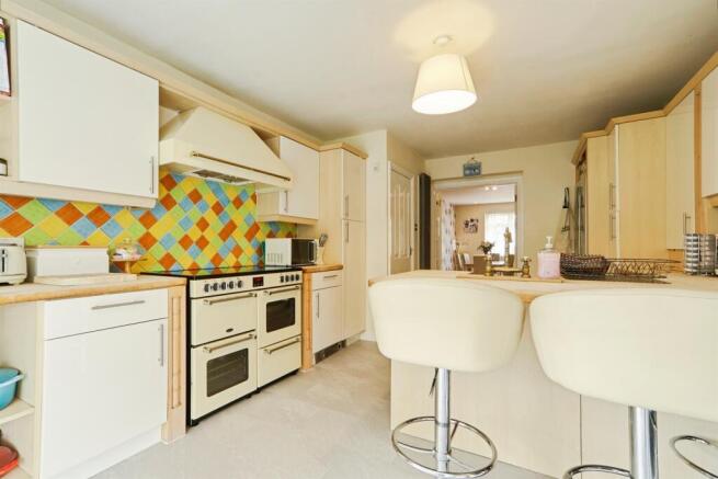 5 bed Semi-Detached for sale Image 8