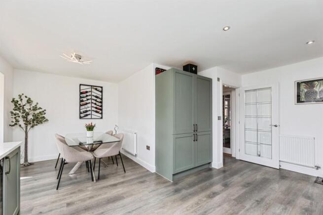 5 bed Detached for sale Image 6
