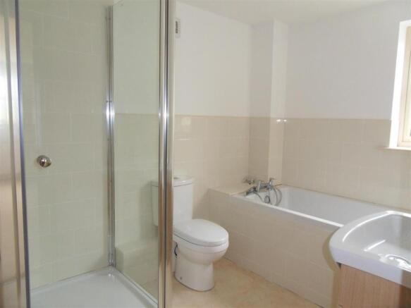 EN-SUITE BATHROOM