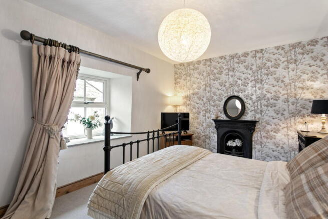 5 bed Detached for sale Image 12