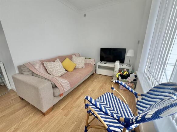 LOUNGE / KITCHEN