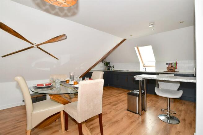 Lounge/Dining Area