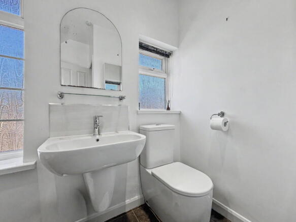 5 bed Detached for sale Image 9