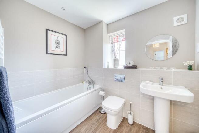 16 - family bathroom.jpg