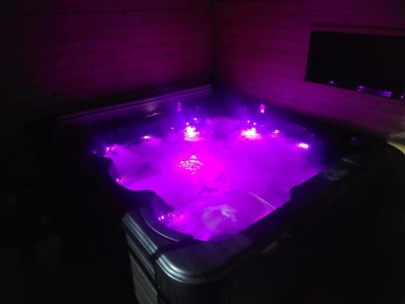 Hot tub room image 3