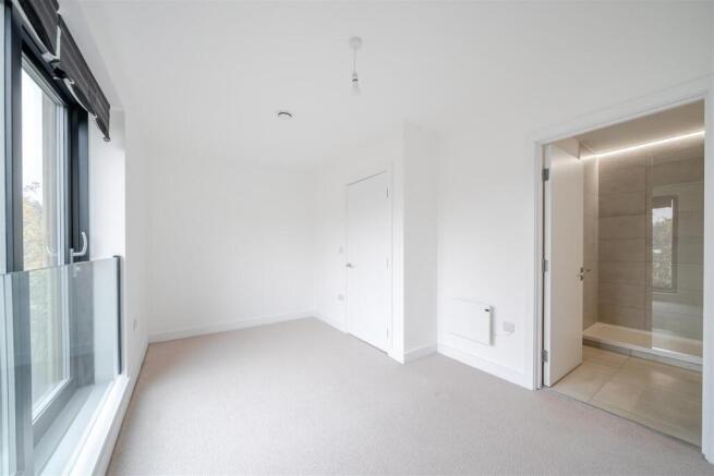 4 bed Town House to rent Image 8