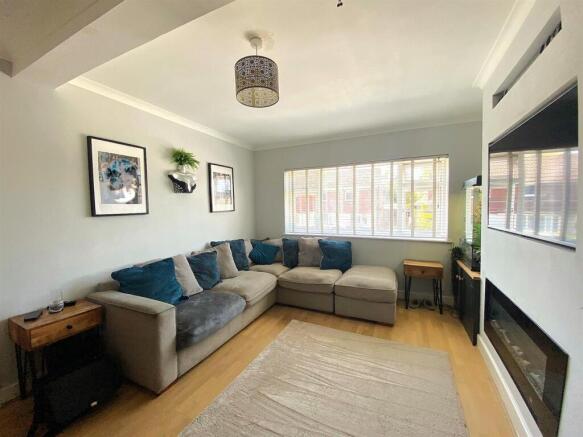 3 Windmill Drive - Lounge2.jpeg