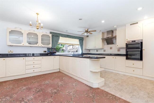 4 bed Detached for sale Image 10