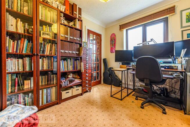 5 bed Detached for sale Image 12