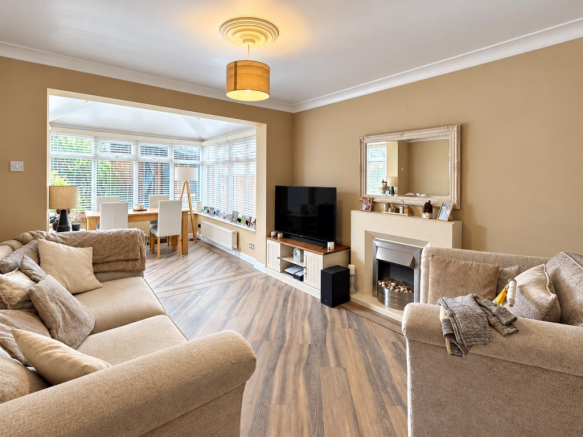 OPEN-PLAN LIVING SPACE