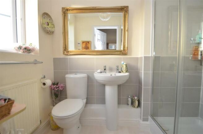 EN-SUITE SHOWER ROOM
