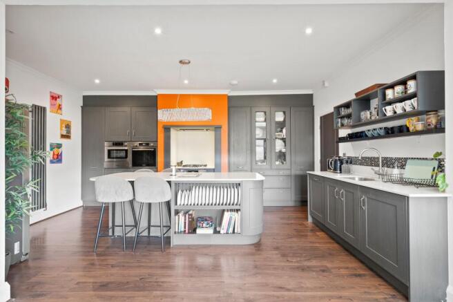 5 bed Detached for sale Image 5
