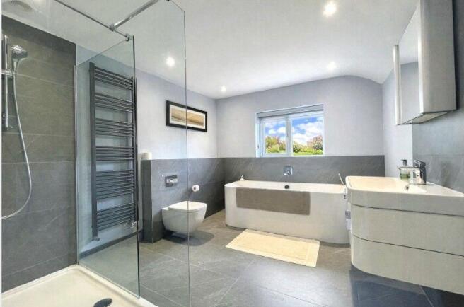 5 bed Detached for sale Image 9