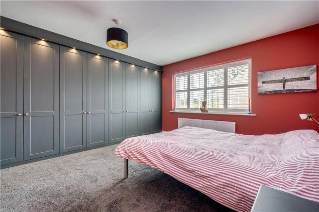 5 bed Detached for sale Image 7