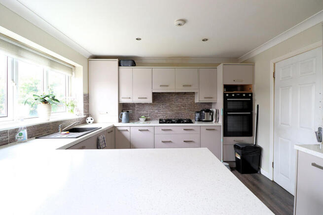3 bed Semi-Detached for sale Image 6