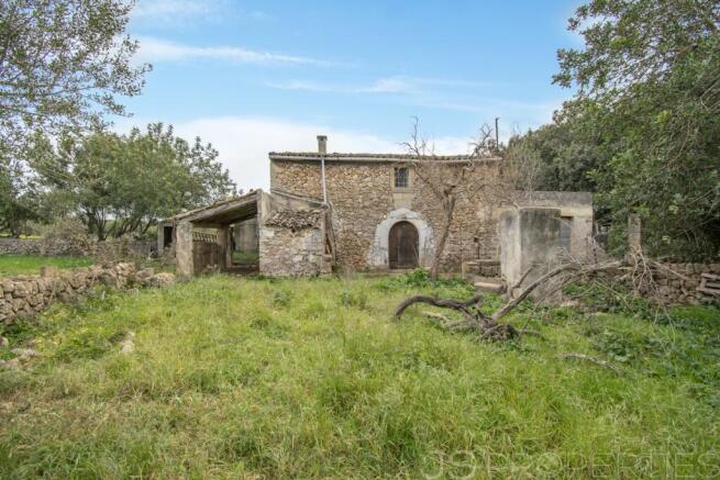TRADITIONAL MALLORCAN HOUSE FOR SALE ON A PLOT OF 7700M2 WITH GREAT POTENTIAL 