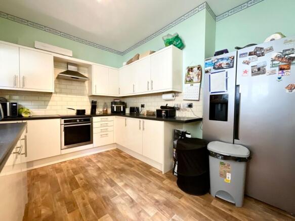 6 bed Semi-Detached for sale Image 6