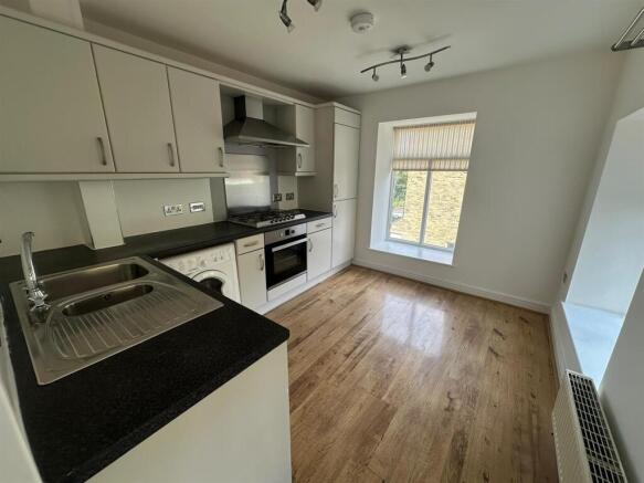 2 bed Apartment to rent Image 4