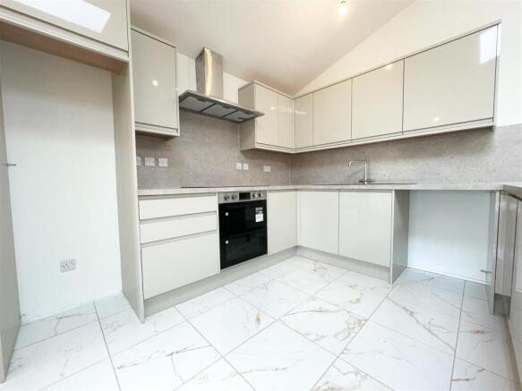 4 bed Semi-Detached to rent Image 8