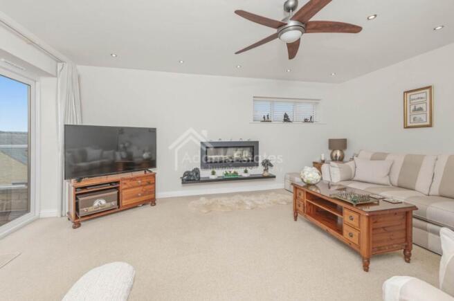 4 bed Detached for sale Image 9