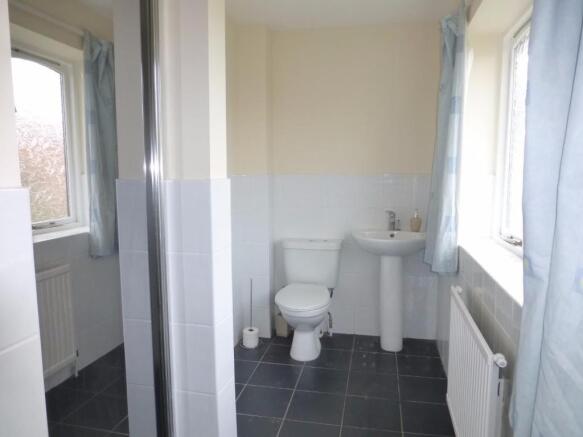 EN-SUITE SHOWER ROOM