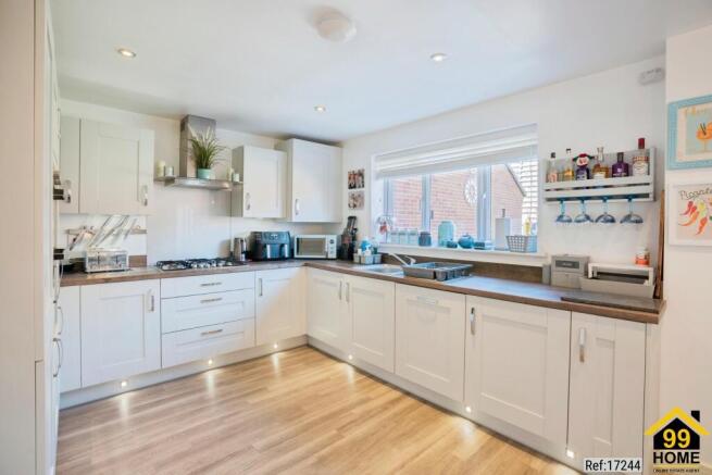 4 bed Detached for sale Image 8