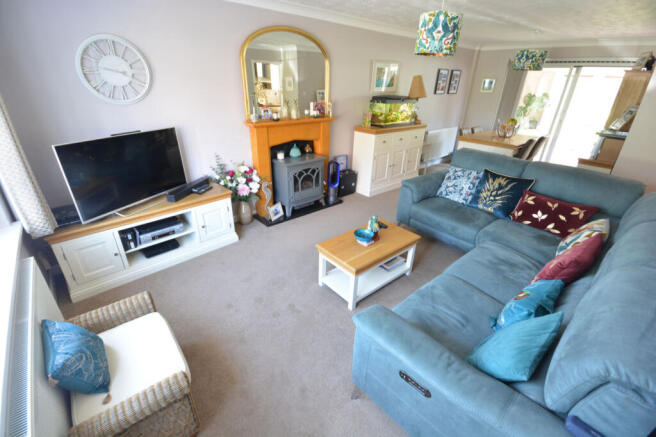 LOUNGE/DINING ROOM