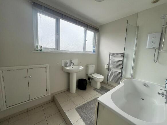 4 bed Terraced to rent Image 12