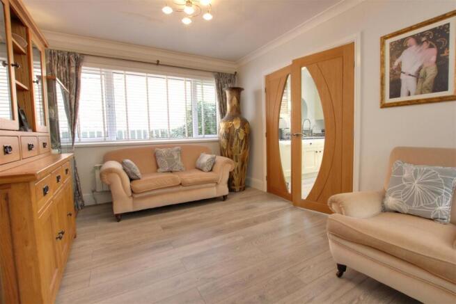 5 bed Detached for sale Image 9