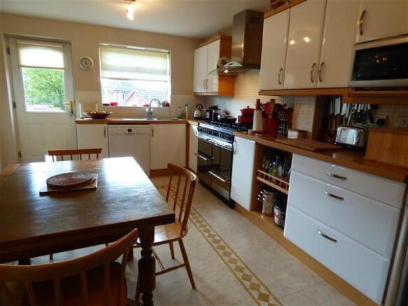 KITCHEN/BREAKFAST