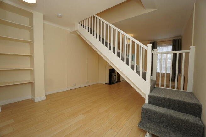2 bed Terraced to rent Image 4