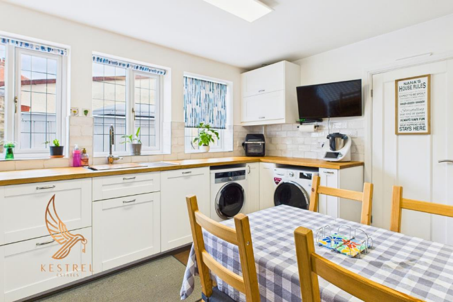 4 bed Semi-Detached for sale Image 4