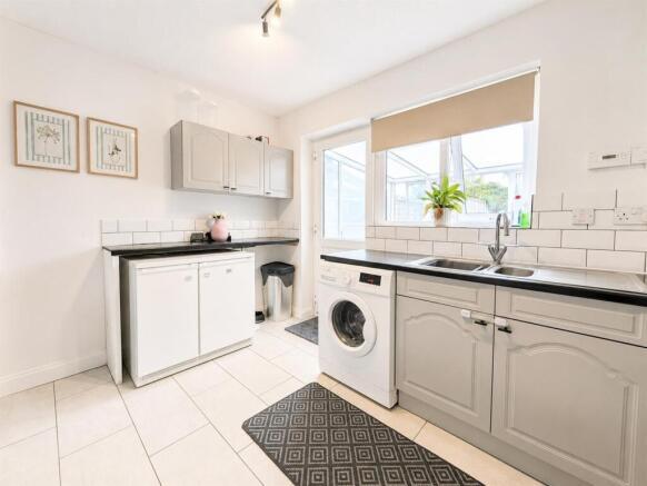 Kitchen 2.jpg