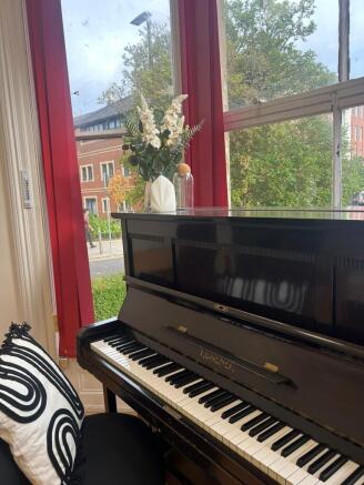 4 bed Flat to rent Image 10