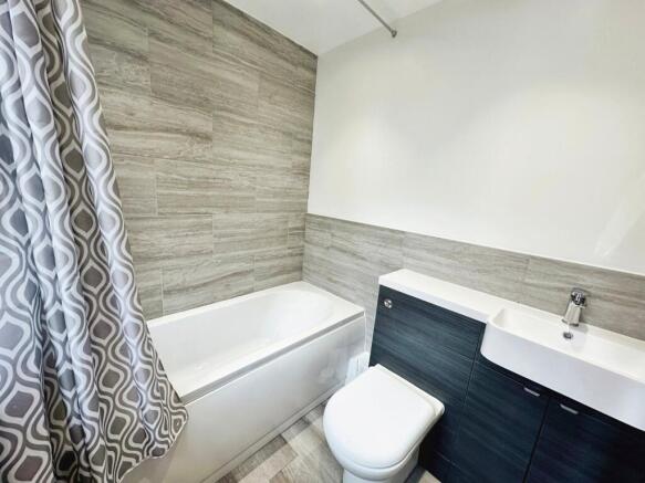 2 bed Terraced to rent Image 4