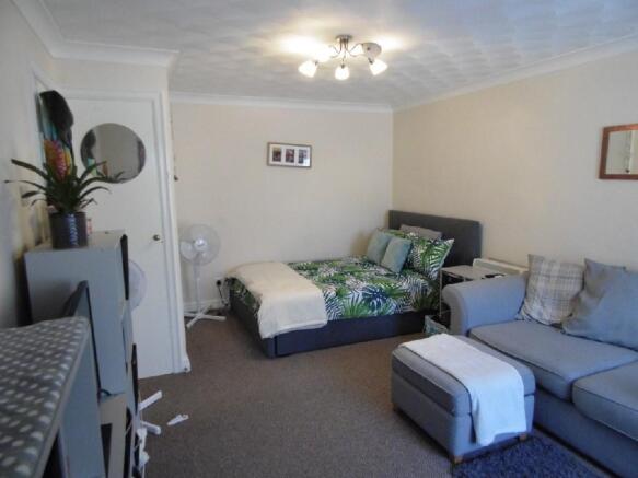 LOUNGE/BEDROOM