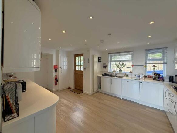 5 bed House for sale Image 9